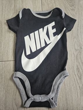 Nike Baby Onesie Bodysuit Black Grey Classic Swoosh Logo Short Sleeve 0-6M🩷